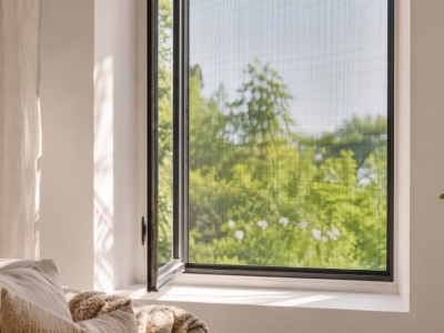 Moustiquaire fenêtre sur mesure : dimensions, pose et critères de choix